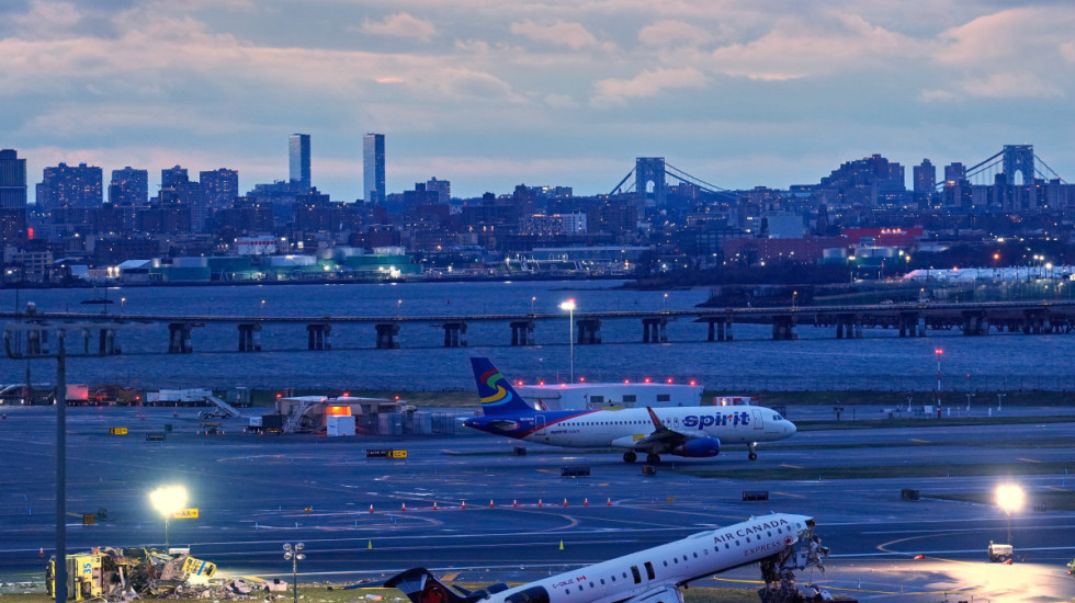 Stradali pilot i kopilot, više od 43 osobe hospitalizovano posle sudara aviona i vatrogasnog vozila na aerodromu