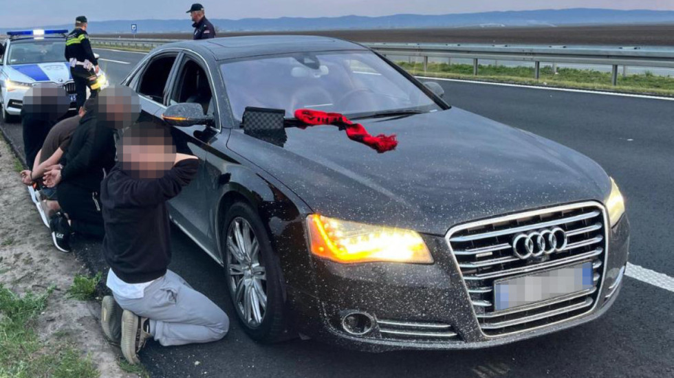 (FOTO) Uhapšena četiri državljana Albanije na auto-putu kroz Srbiju: Pokazivali simbole "Velike Albanije"