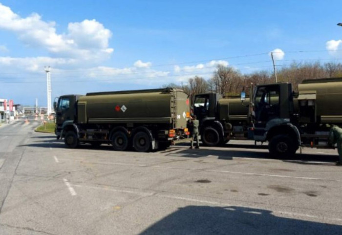 (FOTO) Vojska na pumpama u Sloveniji, obezbeđuju snabdevanje gorivom