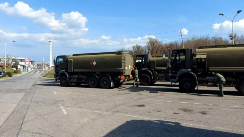 (FOTO) Vojska na pumpama u Sloveniji, obezbeđuju snabdevanje gorivom