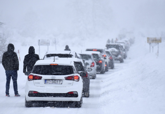 Jako nevreme pogodilo Hrvatsku: Olujni udari vetra u Istri, snežna mećava u Gorskom Kotaru, crveno upozorenje za Zagreb