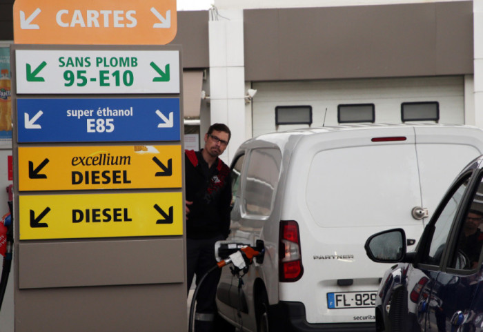 Gorivo pojeftinilo u regionu: Niže cene u Crnoj Gori i Severnoj Makedoniji