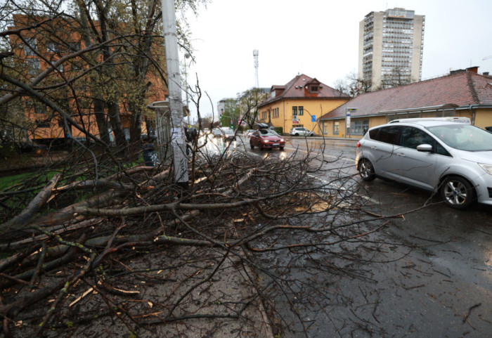 (FOTO) Vetar sa orkanskim udarima u Zagrebu: Obustavljena nastava u školama, grad poziva na oprez
