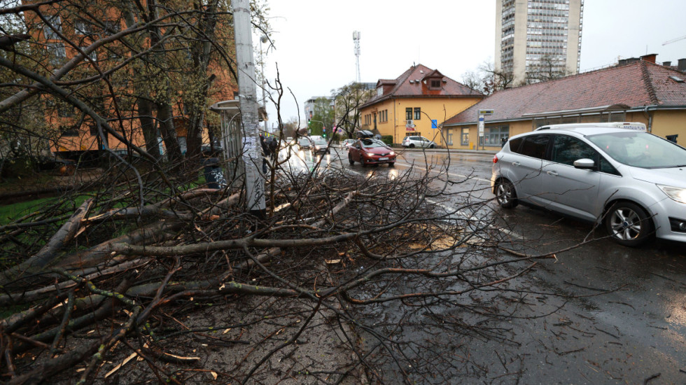 (FOTO) Vetar sa orkanskim udarima u Zagrebu: Obustavljena nastava u školama, pojedini putevi zatvoreni za saobraćaj