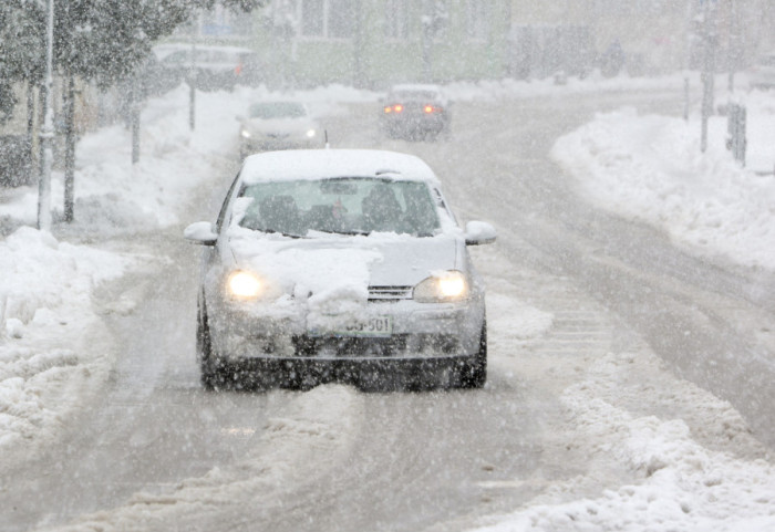 (FOTO) Sneg i problemi sa strujom u delovima BiH, obustavljena nastava u osnovnim školama oko Bihaća