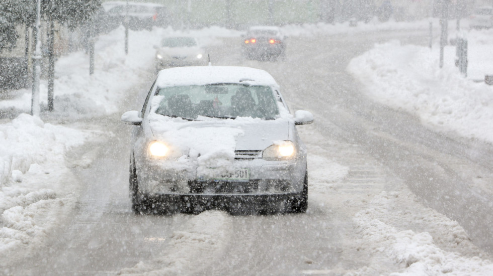 (FOTO) Sneg i problemi sa strujom u delovima BiH, obustavljena nastava u osnovnim školama oko Bihaća