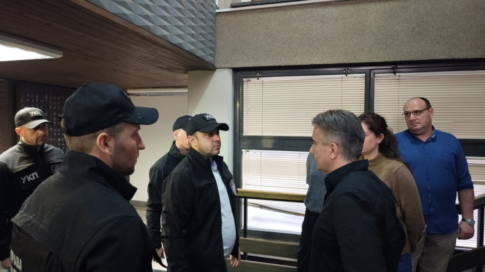 (FOTO/VIDEO) Istraga VJT o mogućim propustima na Filozofskom zbog nastradale devojke, Ministarstvo šalje inspekciju