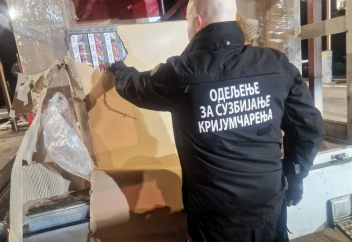 (FOTO) Carinici otkrili 5.260 paklica cigareta u unutrašnjosti dve fotelje na graničnom prelazu Bački Breg