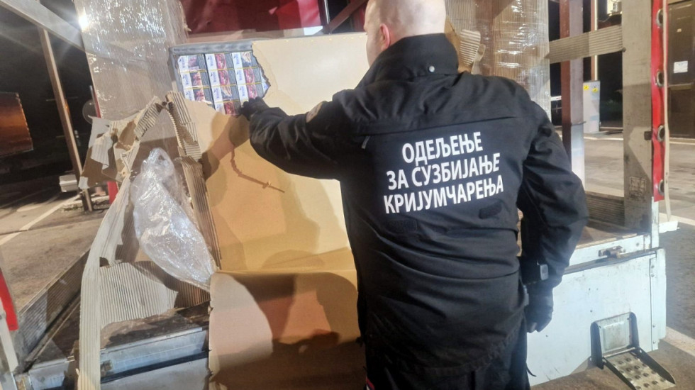 (FOTO) Carinici otkrili 5.260 paklica cigareta u unutrašnjosti dve fotelje na graničnom prelazu Bački Breg