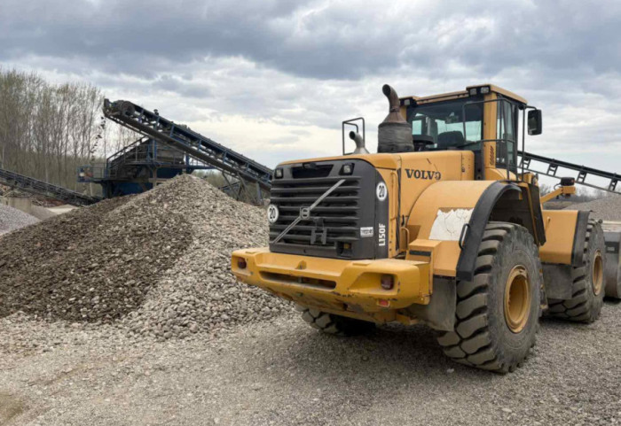 (FOTO) Lozničanin (70) četiri godine nelegalno vadio pesak i šljunak iz Drine i Jadra, osumnjičen za više krivičnih dela