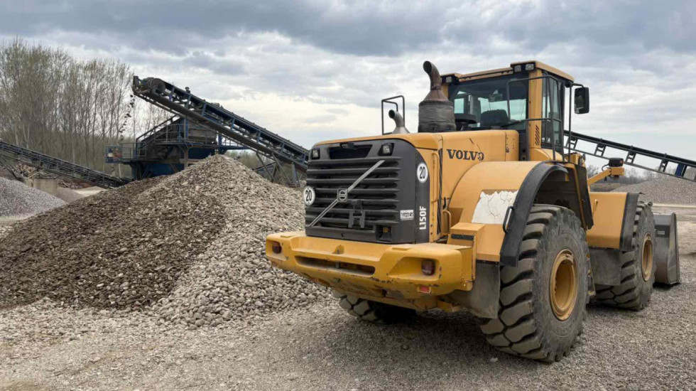 (FOTO) Lozničanin (70) četiri godine nelegalno vadio pesak i šljunak iz Drine i Jadra, osumnjičen za više krivičnih dela