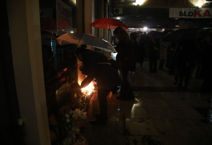 Sveće i cveće ispred Filozofskog fakulteta: Građani, profesori i studenti odali poštu stradaloj studentkinji