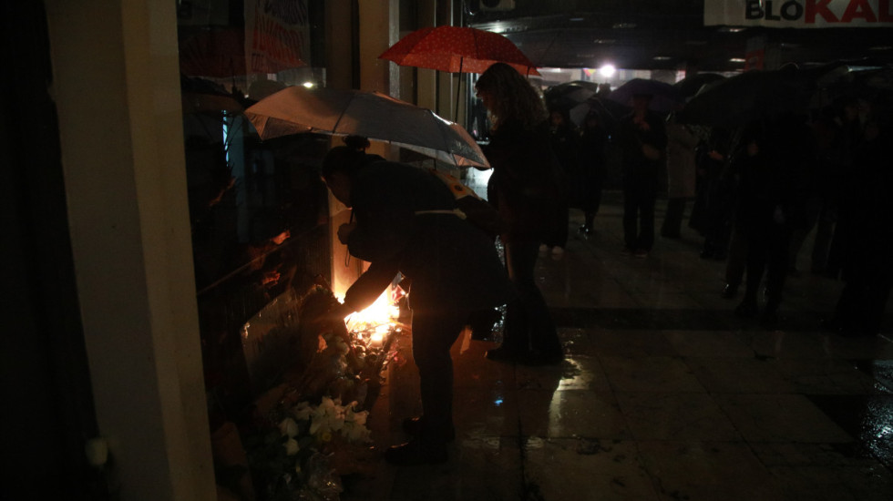 Sveće i cveće ispred Filozofskog fakulteta: Građani, profesori i studenti odali poštu stradaloj studentkinji