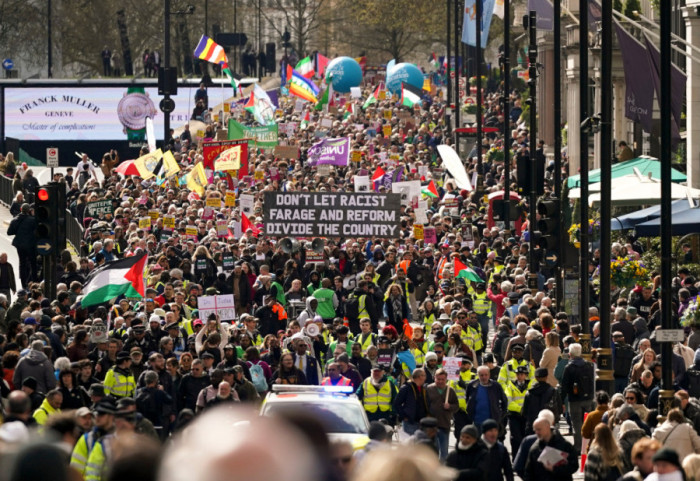(FOTO) Desetine hiljada demonstranata u Londonu na protestu protiv krajnje desnice