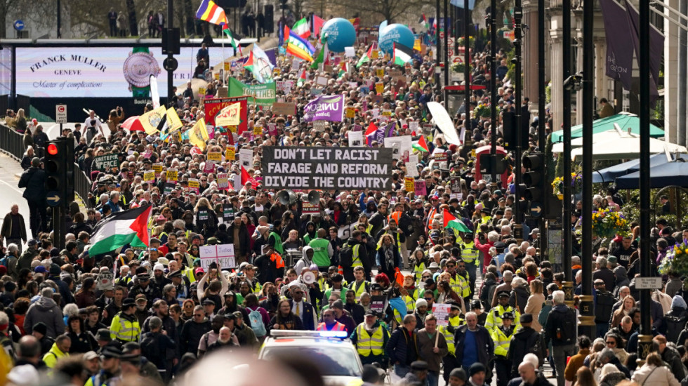 (FOTO) Desetine hiljada demonstranata u Londonu na protestu protiv krajnje desnice
