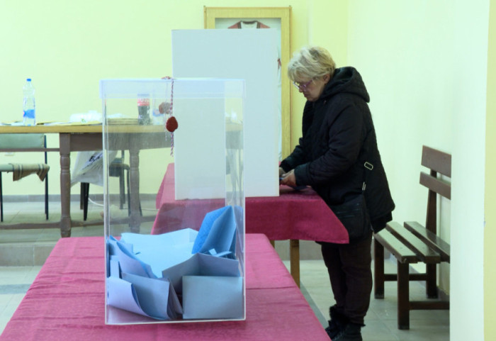 (FOTO/VIDEO) Lokalni izbori u Srbiji: Incident u Boru, objavljeni prvi podaci o izlaznosti do 14 časova