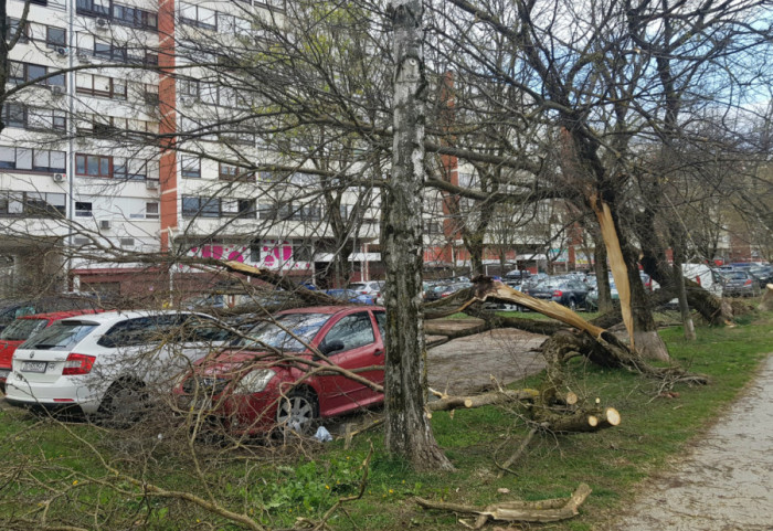 (FOTO) Zbog nevremena u Hrvatskoj za 24 sata 670 intervencija vatrogasaca, oštećeni objekti širom zemlje