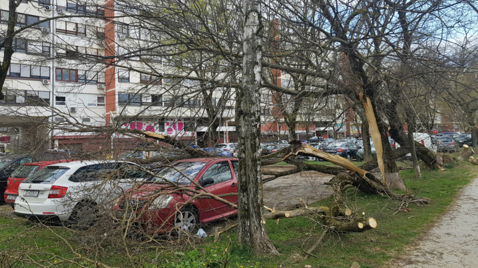 (FOTO) Zbog nevremena u Hrvatskoj za 24 sata 670 intervencija vatrogasaca, oštećeni objekti širom zemlje