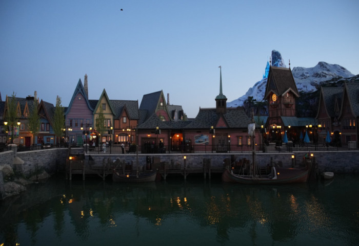 (FOTO) Investicija vredna dve milijarde evra: Pariski Diznilend otvorio zonu posvećenu Zaleđenom kraljevstvu