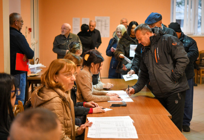 (FOTO/VIDEO) Lokalni izbori: Izlaznost do 18 sati u svim mestima iznad 50 odsto, incidenti u Boru, Kuli i Bajinoj Bašti