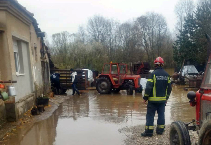 (FOTO) Sektor za vanredne situacije: Zaštita stanovništva i imovine pod kontrolom, službe uklanjaju posledice nevremena