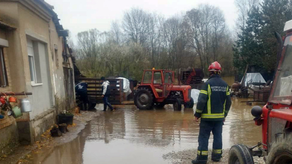 (FOTO) Sektor za vanredne situacije: Zaštita stanovništva i imovine pod kontrolom, službe uklanjaju posledice nevremena