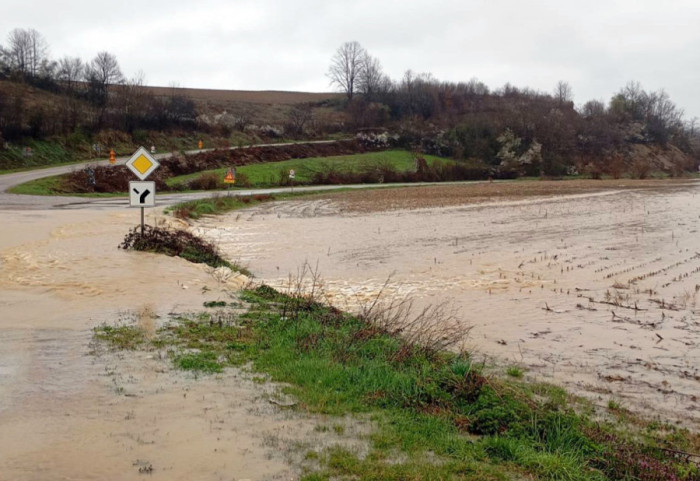 Tamnava se izlila na kolovoz kod Osečine, vozila se propuštaju naizmenično