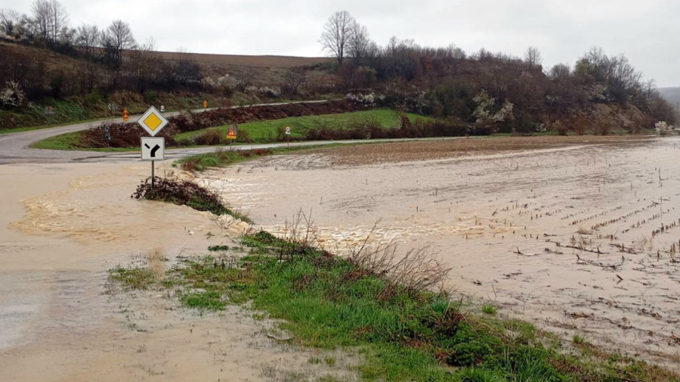Tamnava se izlila na kolovoz kod Osečine, vozila se propuštaju naizmenično