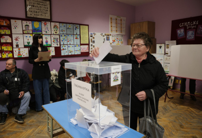 (FOTO/VIDEO) Završeno glasanje u deset gradova i opština: Izborni dan u znaku visoke izlaznosti, zabeleženi i incidenti
