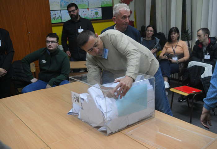 (FOTO/VIDEO) Završeno glasanje u deset gradova i opština: Izborni dan u znaku visoke izlaznosti, zabeleženi i incidenti