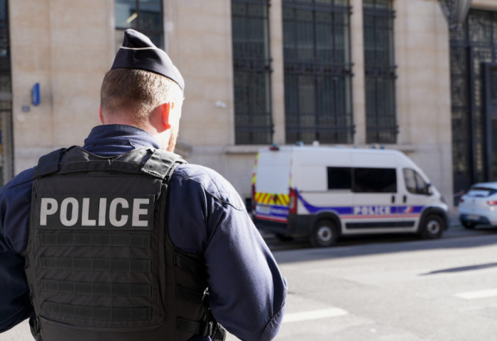 Još dvoje u pritvoru zbog planiranog napada na Banku Amerike u Parizu