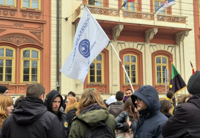 (FOTO/VIDEO) Građani i studenti blokirali ulicu ispred Rektorata, pripadnici UKP i dalje unutra