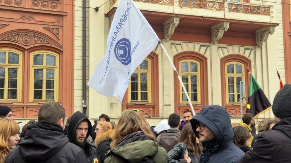 (FOTO/VIDEO) Građani i studenti blokirali Studentski trg, pripadnici policije i dalje u zgradi Rektorata