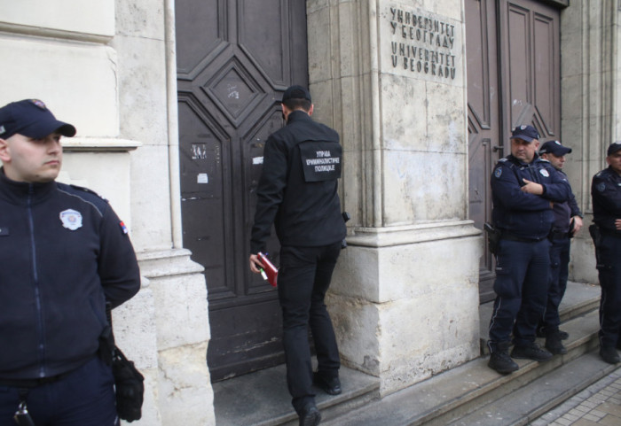 Uprava Filozofskog fakulteta: Pripadnici UKP bez pravnog osnova držali naše kolege zarobljene u Rektoratu