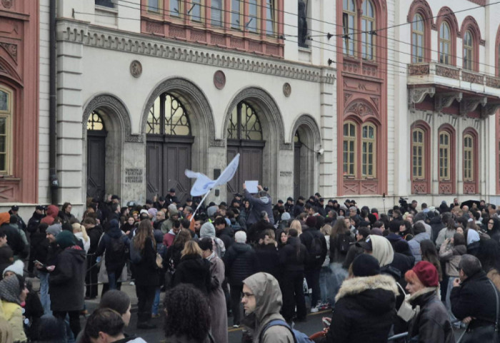 (FOTO/VIDEO) Protest na Studentskom trgu: Policija potisnula građane i studente sa kolovoza