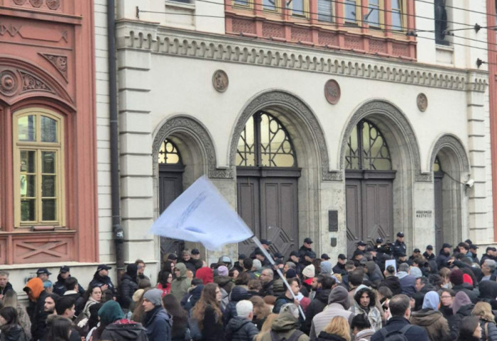 Uhapšen muškarac (35) zbog izazivanja rasne mržnje i ugrožavanja sigurnosti predsednika Srbije