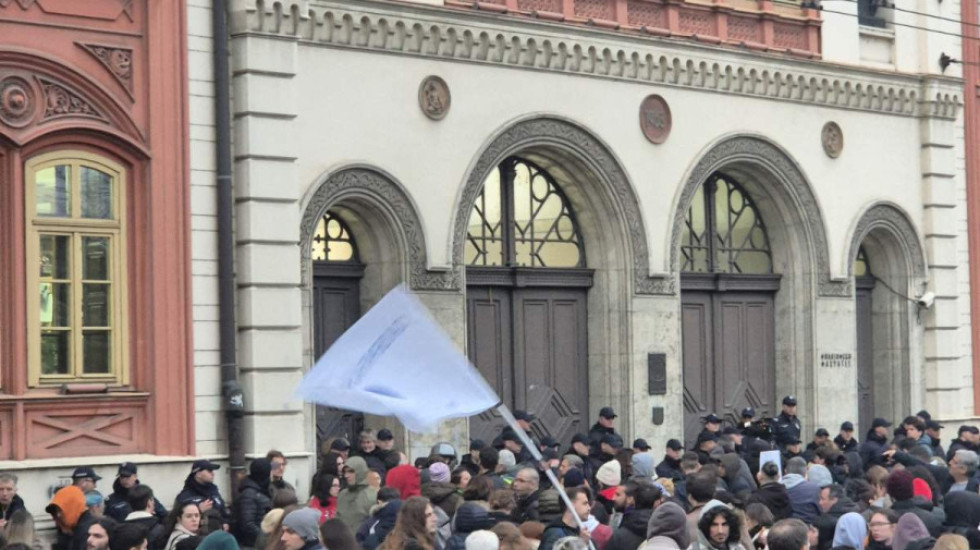 Uhapšen muškarac (35) zbog izazivanja rasne mržnje i ugrožavanja sigurnosti predsednika Srbije