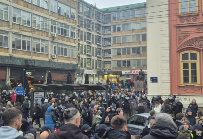 (FOTO/VIDEO) Protest na Studentskom trgu ispred Rektorata: Policija potisnula građane i studente sa kolovoza
