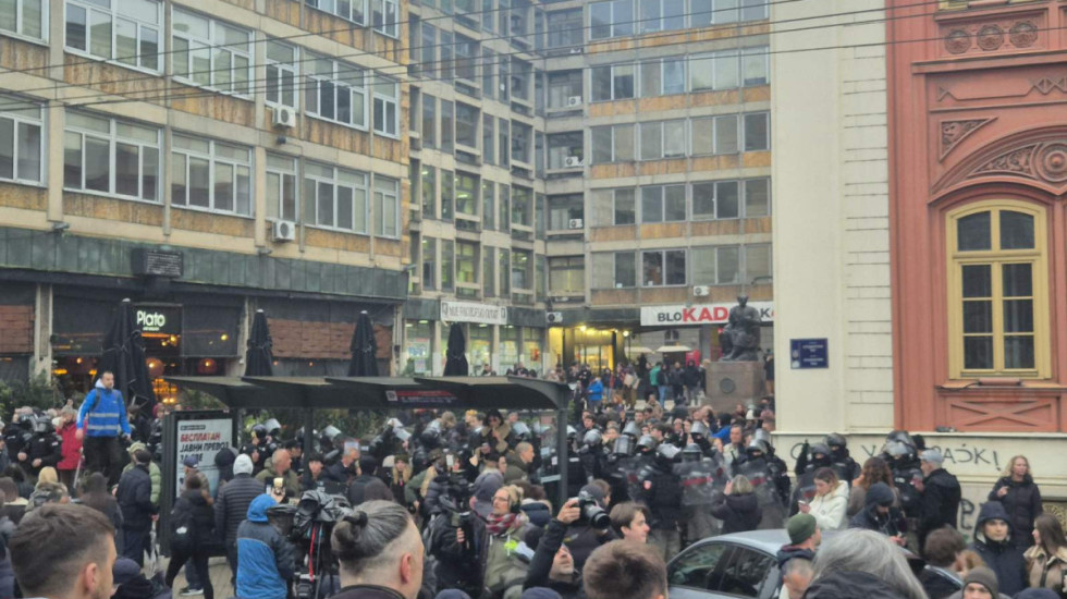 (FOTO) Protest na Studentskom trgu: Naguravanje policije i građana, deo okupljenih ispred Rektorata potisnut s kolovoza
