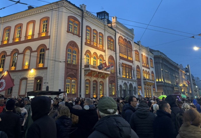 VJT okupljenima ispred Rektorata: Svi koji napadnu pripadnike MUP biće krivično gonjeni