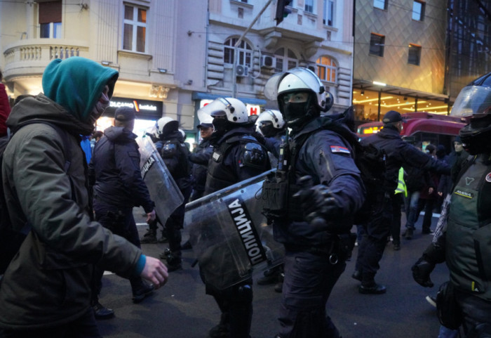 (FOTO) Protest na Studentskom trgu: Naguravanje policije i građana, deo okupljenih ispred Rektorata potisnut s kolovoza