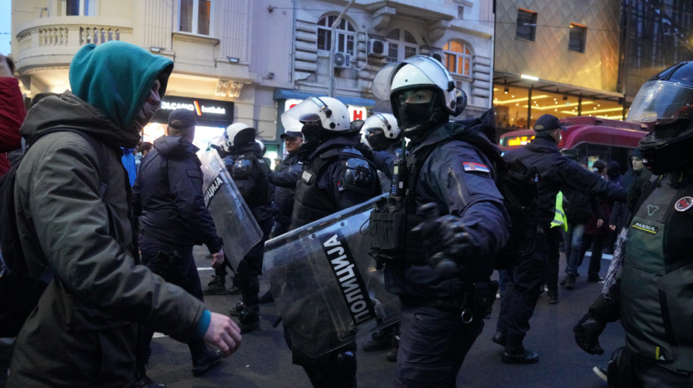 (FOTO) Protest na Studentskom trgu: Naguravanje policije i građana, deo okupljenih ispred Rektorata potisnut s kolovoza