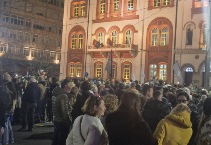 (FOTO) Protest na Studentskom trgu: Naguravanje policije i građana, deo okupljenih ispred Rektorata potisnut s kolovoza