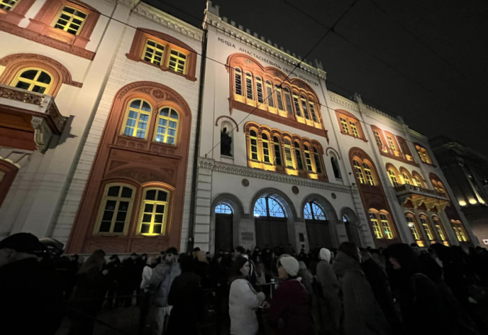 (FOTO/VIDEO) Građani i studenti protestovali ispred Rektorata: Okupljanje obeležili incidenti i obraćanje rektora