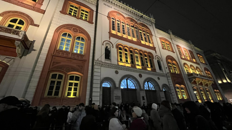 (FOTO) Citizens and students protested in front of the Rectorate: Gathering marked by incidents and rector’s address