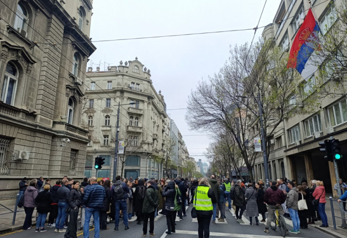 (FOTO) Održan protest medijskih organizacija i građana ispred Predsedništva zbog napada na novinare 29. marta