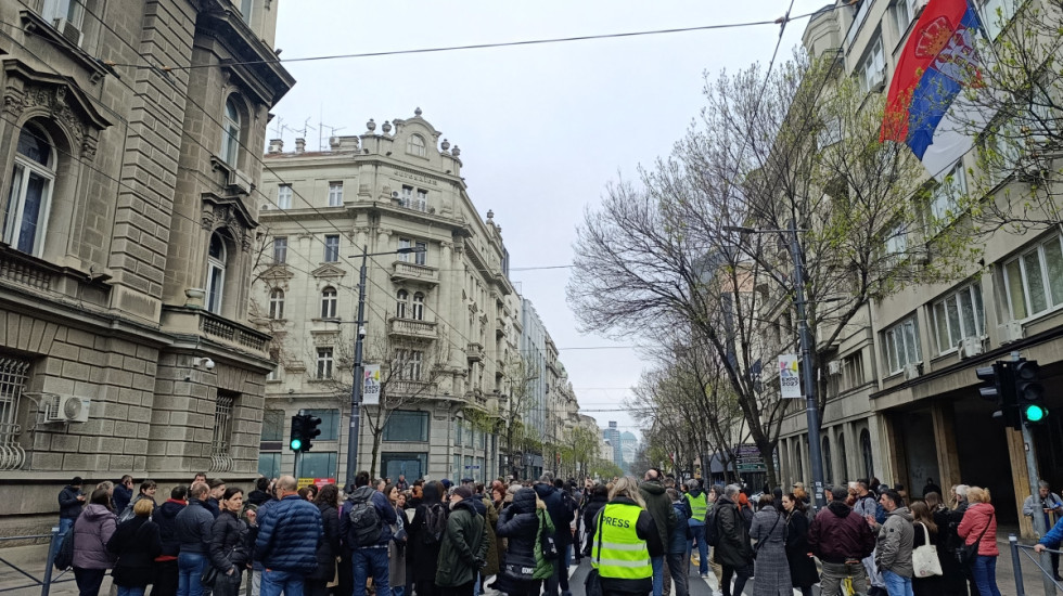 (FOTO) Održan protest medijskih organizacija i građana ispred Predsedništva zbog napada na novinare 29. marta