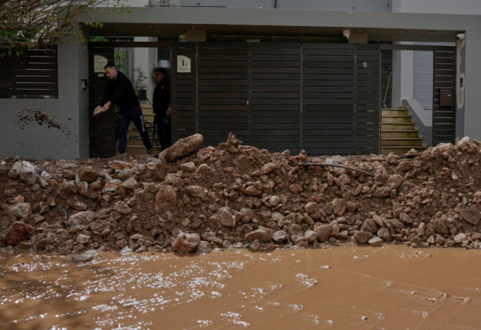 (FOTO) Oluja Erminio pogodila Grčku: Jedna osoba poginula, vatrogasci imali na stotine intervencija