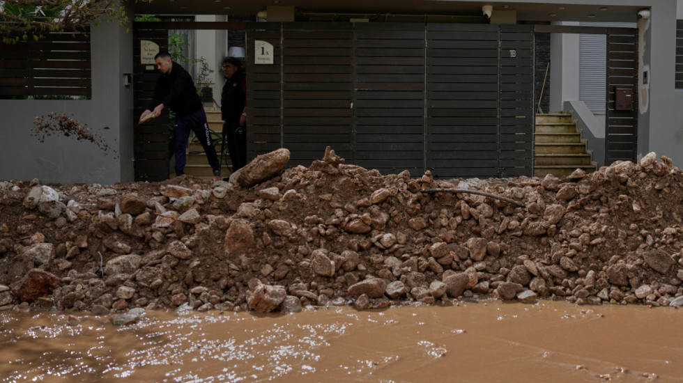(FOTO) Oluja Erminio pogodila Grčku: Jedna osoba poginula, vatrogasci imali na stotine intervencija