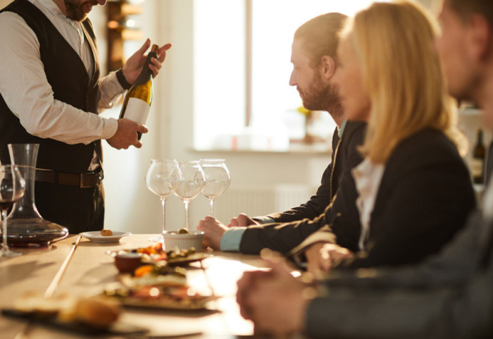 (FOTO) Boca burgunskog vina iz berbe 1945. prodata po ceni stana srednje veličine u Parizu